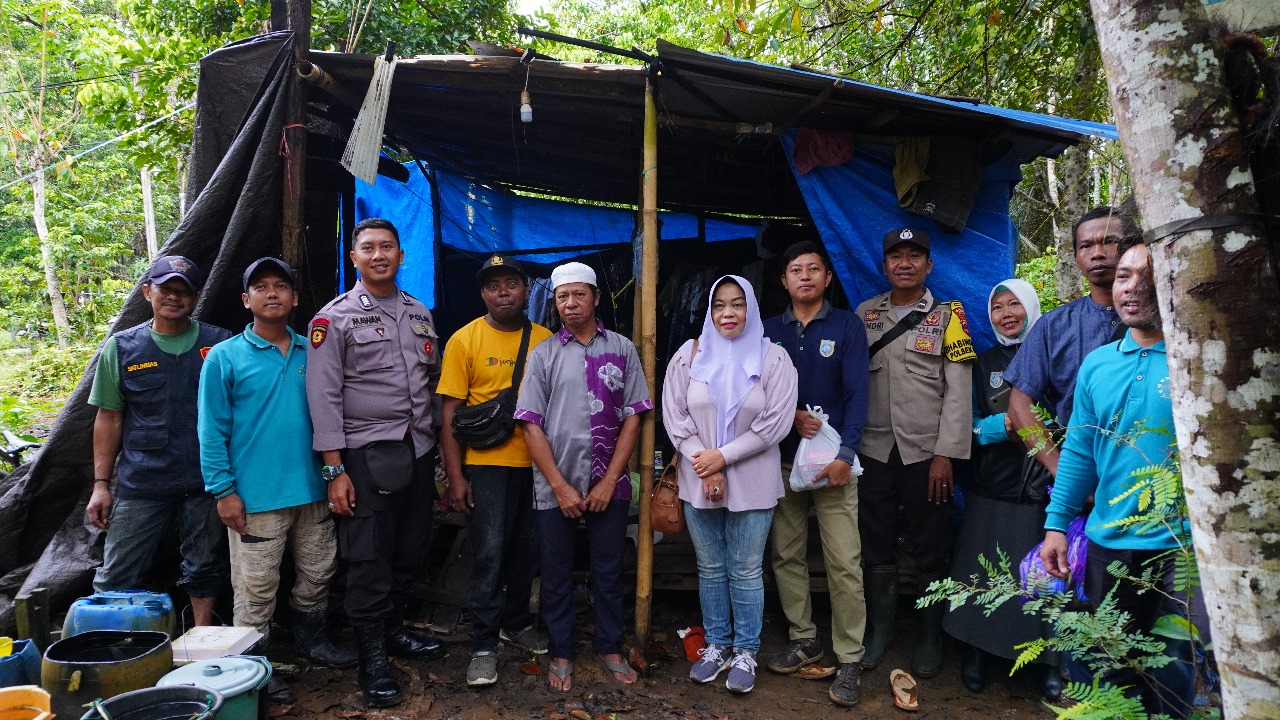 Ibu SekCam Mataraman lakukan survei RUTILAHU Salah satu warga Desa Mangkalawat